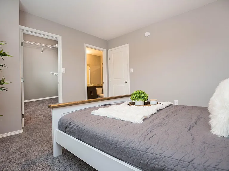 900 Vaughan Ave — Photo 32