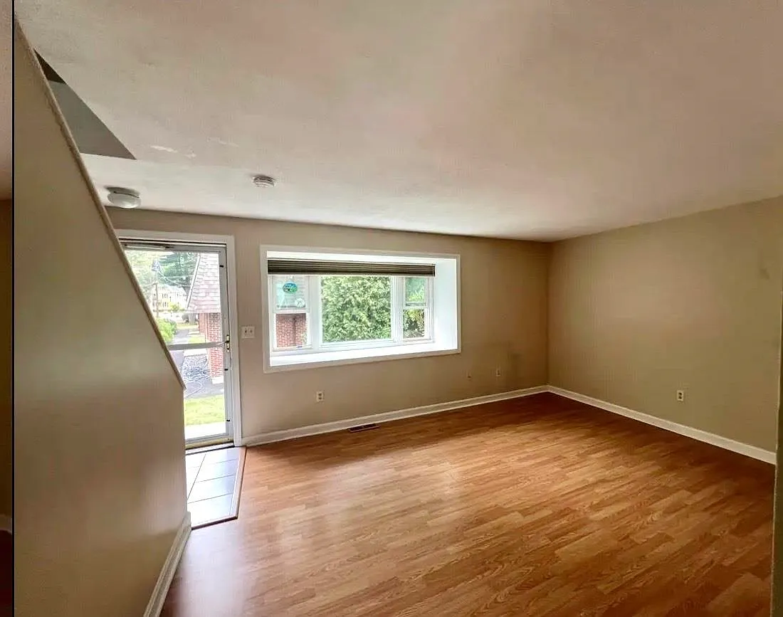 2 bed, 1.5 bath, 1001 sqft, $3,000 — Photo 3