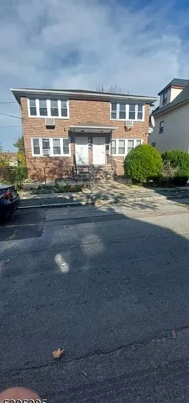 16 Silkman Pl #2B — Photo 1