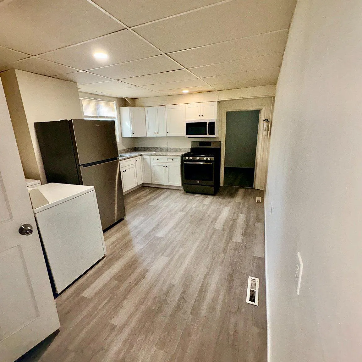 3 bed, 1.0 bath, 1880 sqft, $1,250 — Photo 3