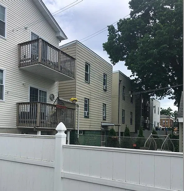 3 bed, 1012 sqft, $2,850 — Photo 3