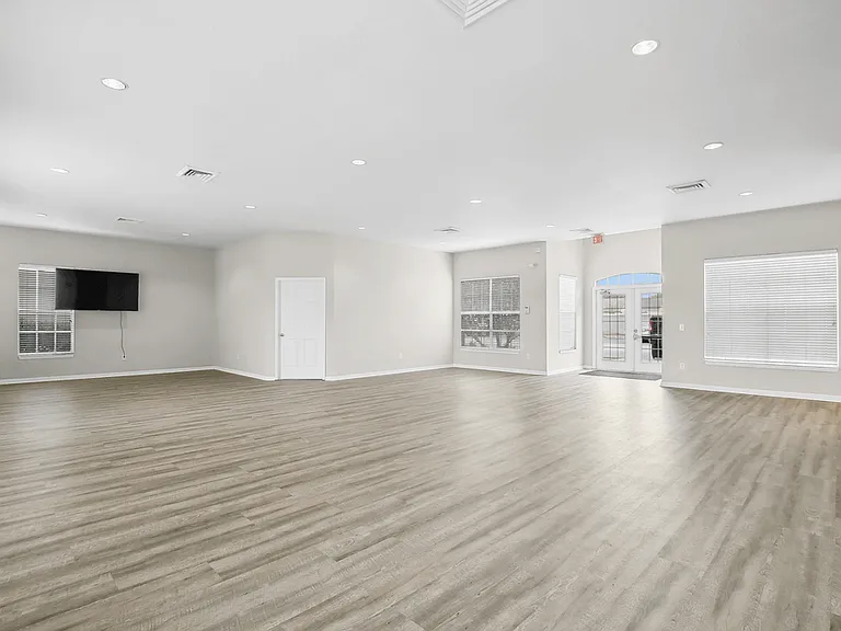 Waterford Pointe Apartments — Photo 20