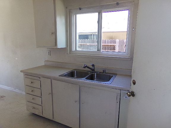 4th image of 6125 Hillsdale Blvd