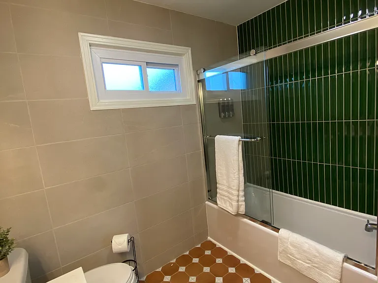 1832 Edgemont Dr — Photo 9