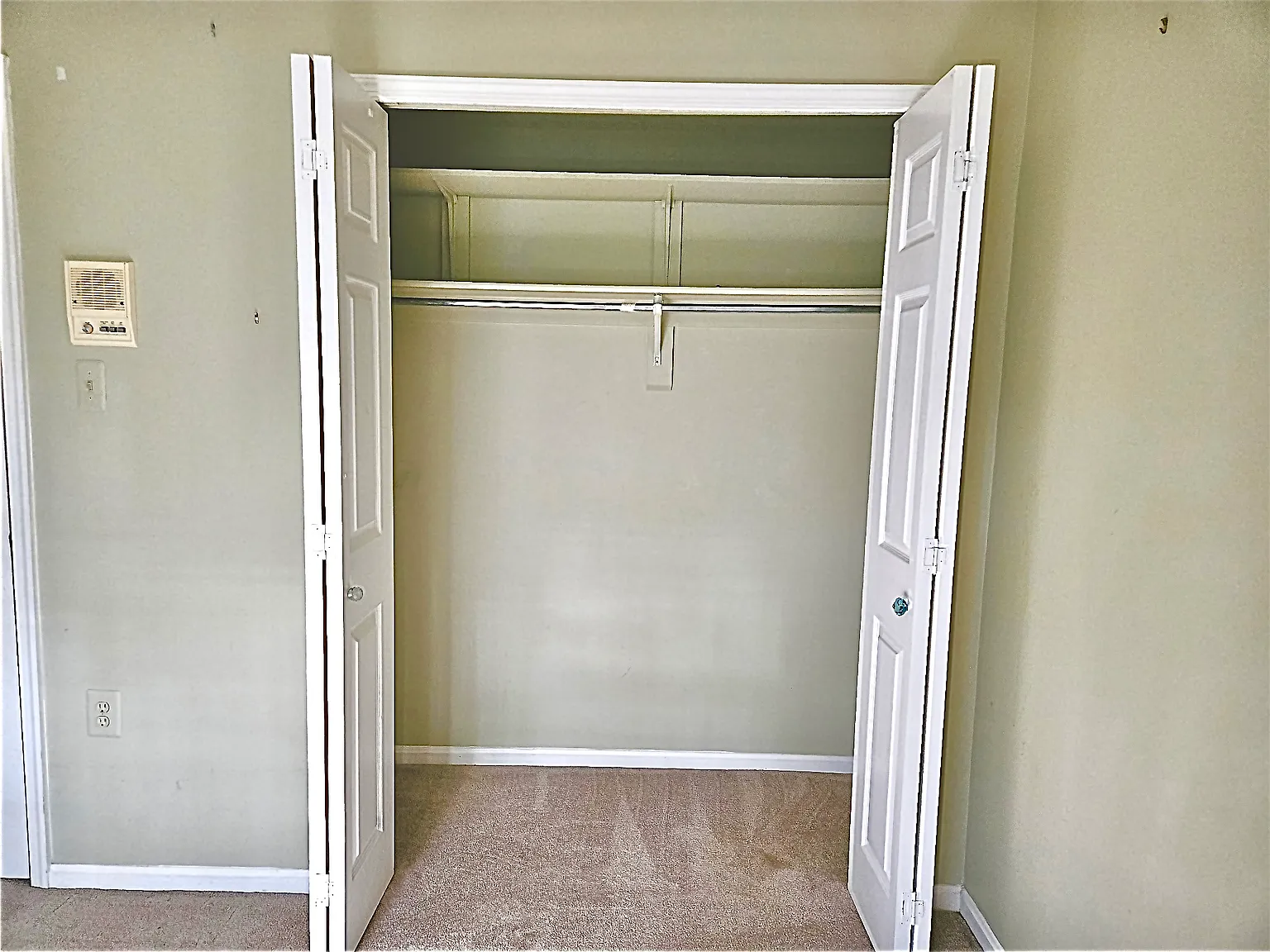 4 bed, 2100 sqft, $985 — Photo 1