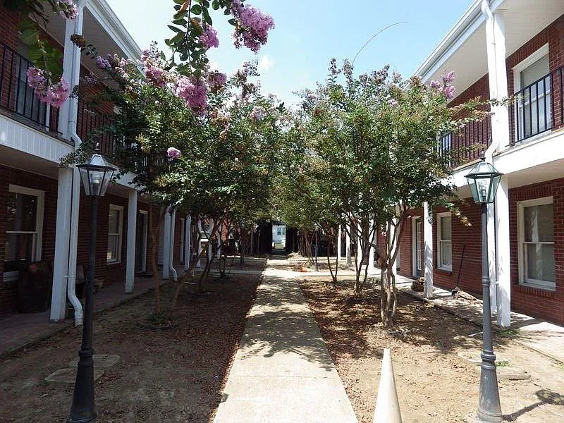 510 E Gillespie St — Photo 2