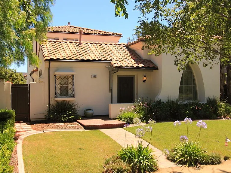 850 Belmont Ln — Photo 2