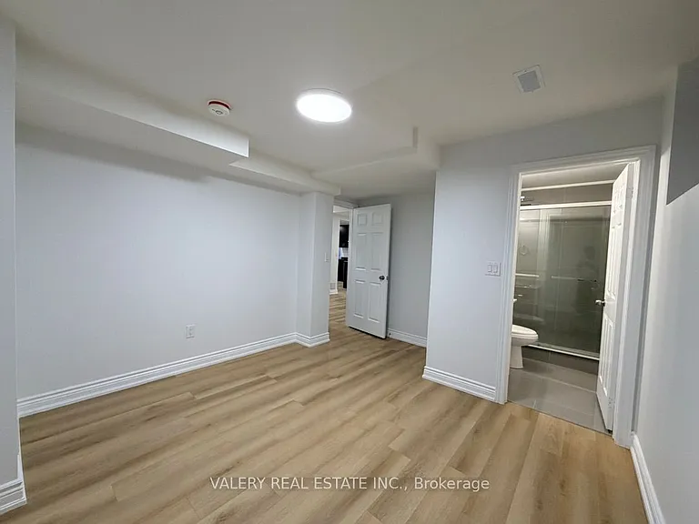 1683 Moongate Cres #LOWER — Photo 16