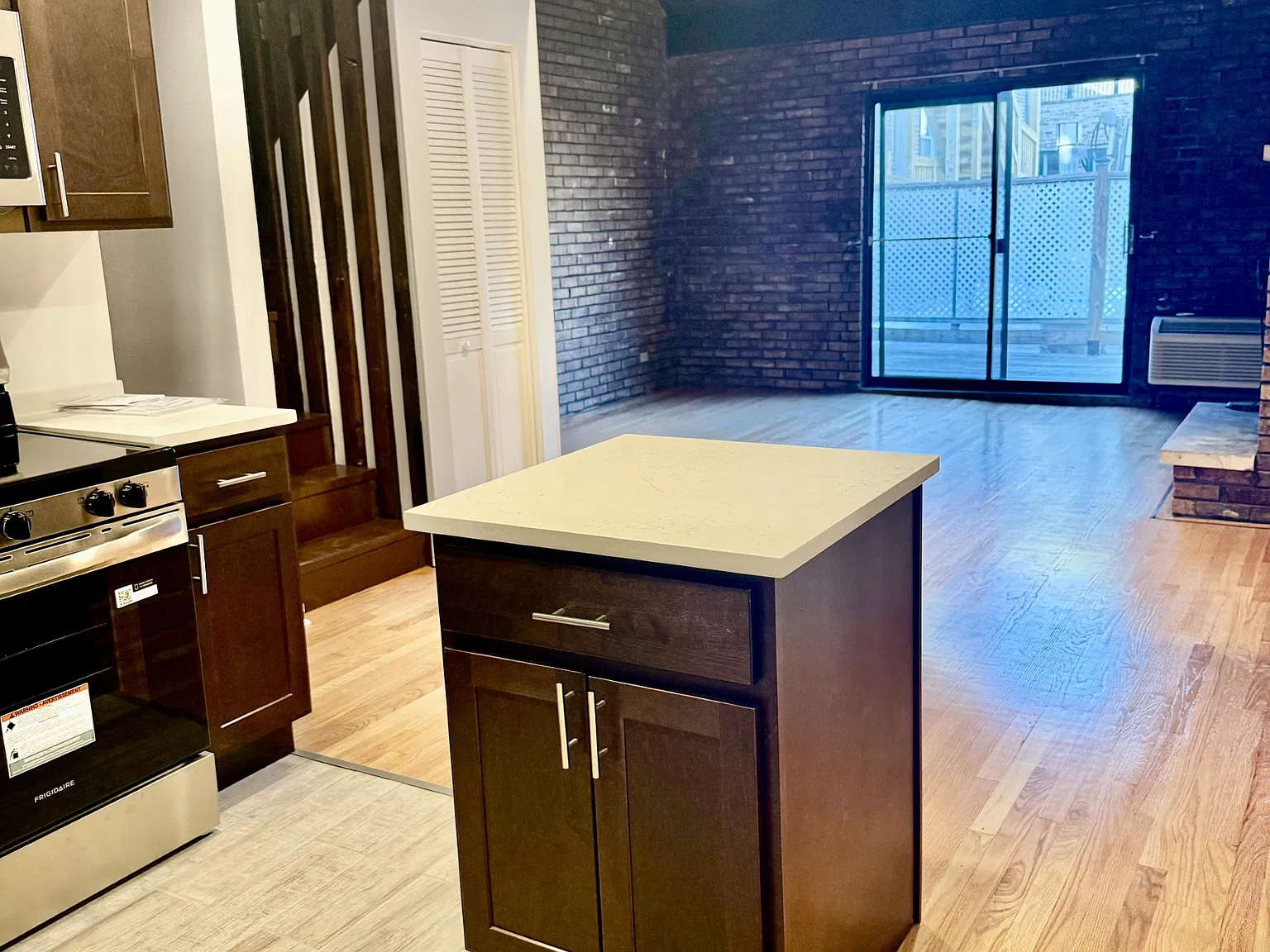 2233 N Lincoln Ave — Photo 3