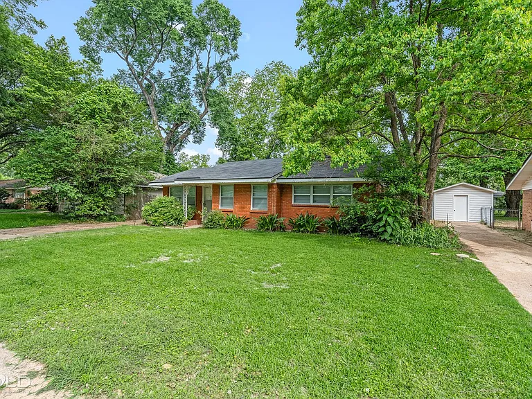 818 E Washington St — Photo 4