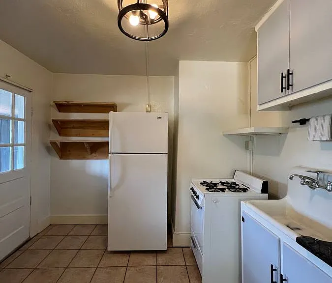 1122 E 5th Ave #4 — Photo 3