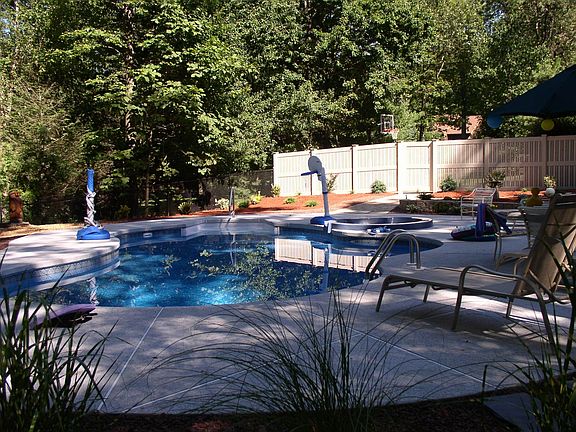 Pool w/spa + basketball court