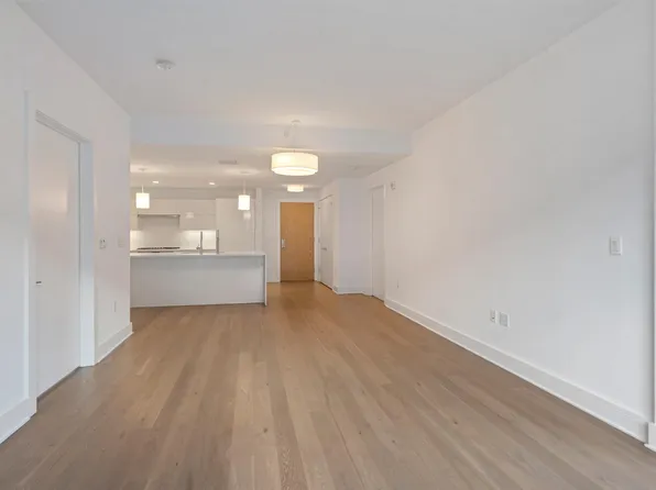 9 Avenue At Port Imperial image 7 of 23