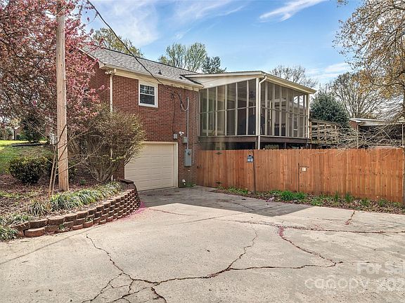 3rd image of 1205 Laurel Ln