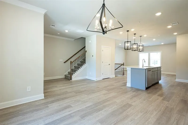 4 bed, 3.5 bath, 2038 sqft, $3,500 — Photo 3