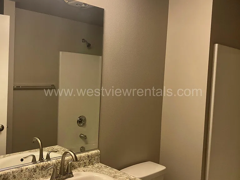 1010 Railroad Ave — Photo 4