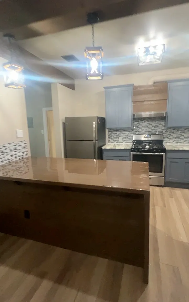 3 bed, 1800 sqft, $1,900 — Photo 1