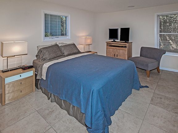 5th image of 2025 Beach Ave
