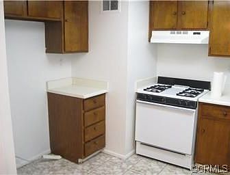 4th image of 16035 Barbee Ave