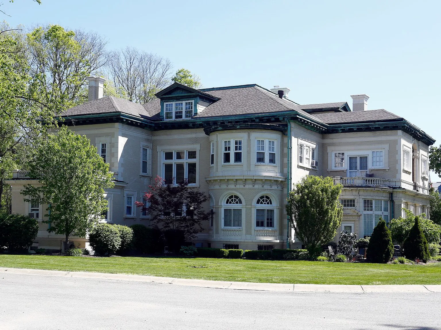 Mansion Row - Where Historic Charm Meets Modern Convenience! — Photo 4