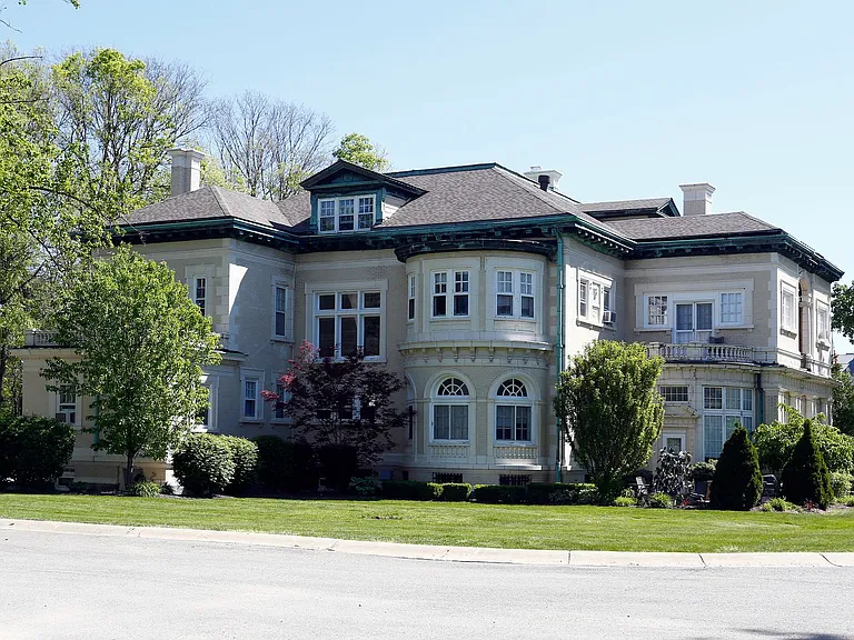Mansion Row - Where Historic Charm Meets Modern Convenience! — Photo 4