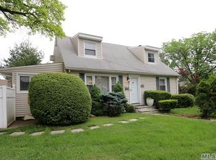 117 Searingtown Rd, Albertson, NY 11507