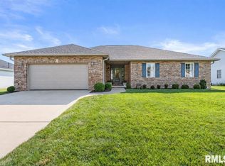 820 Elk Crest Ct, Chatham, IL 62629