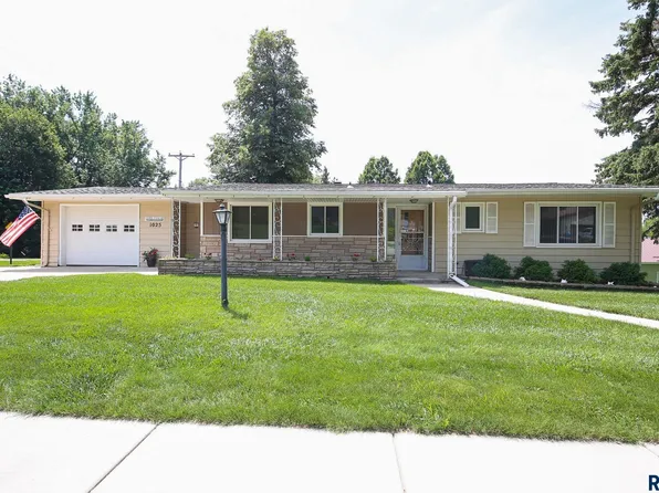 1025 3rd St, Garretson, SD 57030