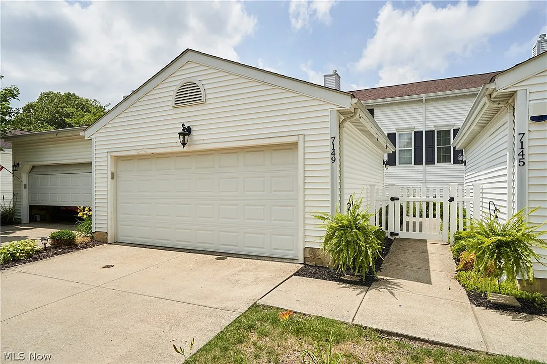 2 bed, 2.5 bath, 1572 sqft, $2,500 — Photo 2