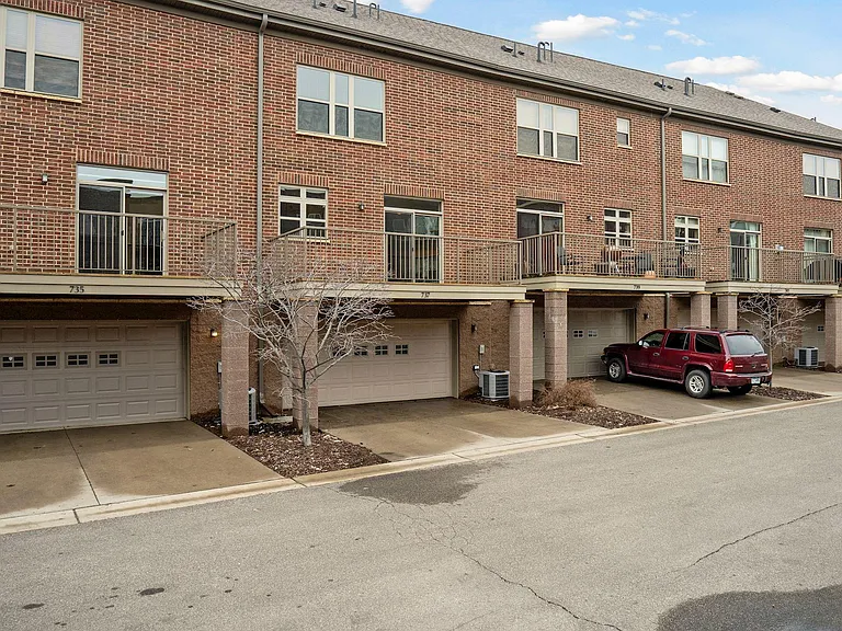 741 Victoria St S — Photo 19