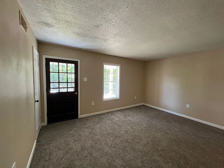724 Blackstone Ln — Photo 12