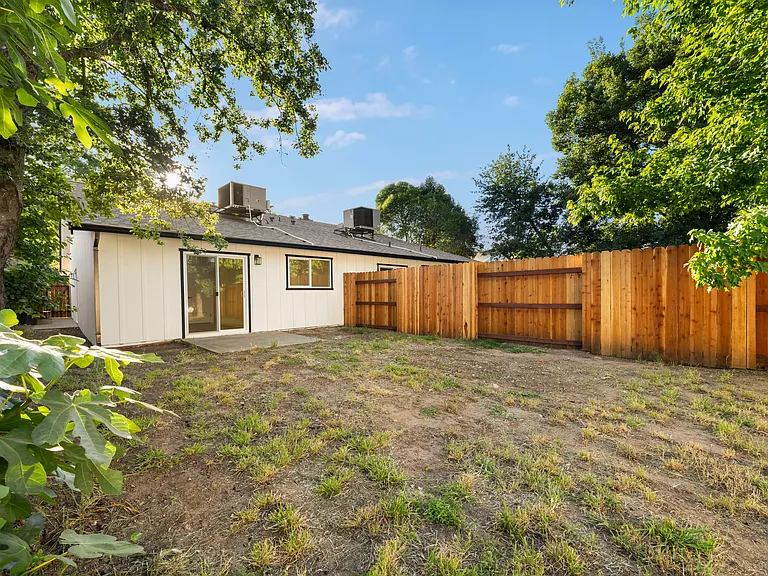 5550 E Knoll Dr — Photo 26
