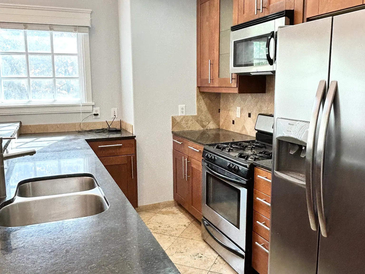 2 bed, 1000 sqft, $1,999 — Photo 4