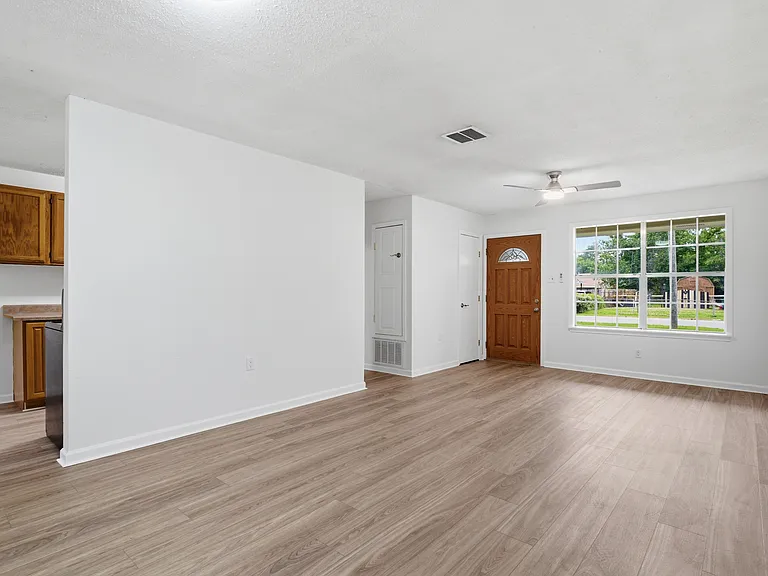 1124 S Pine St — Photo 3