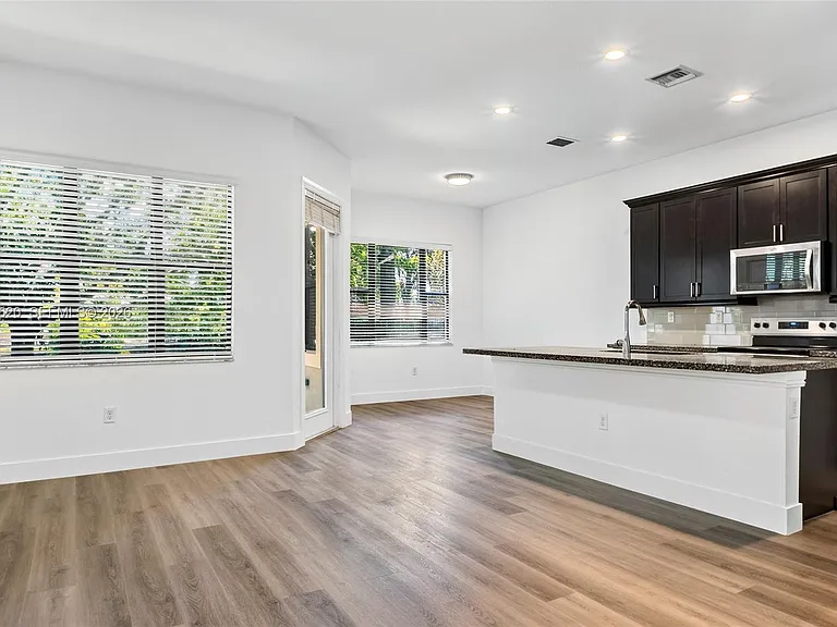 142 SW 127th Ter — Photo 23