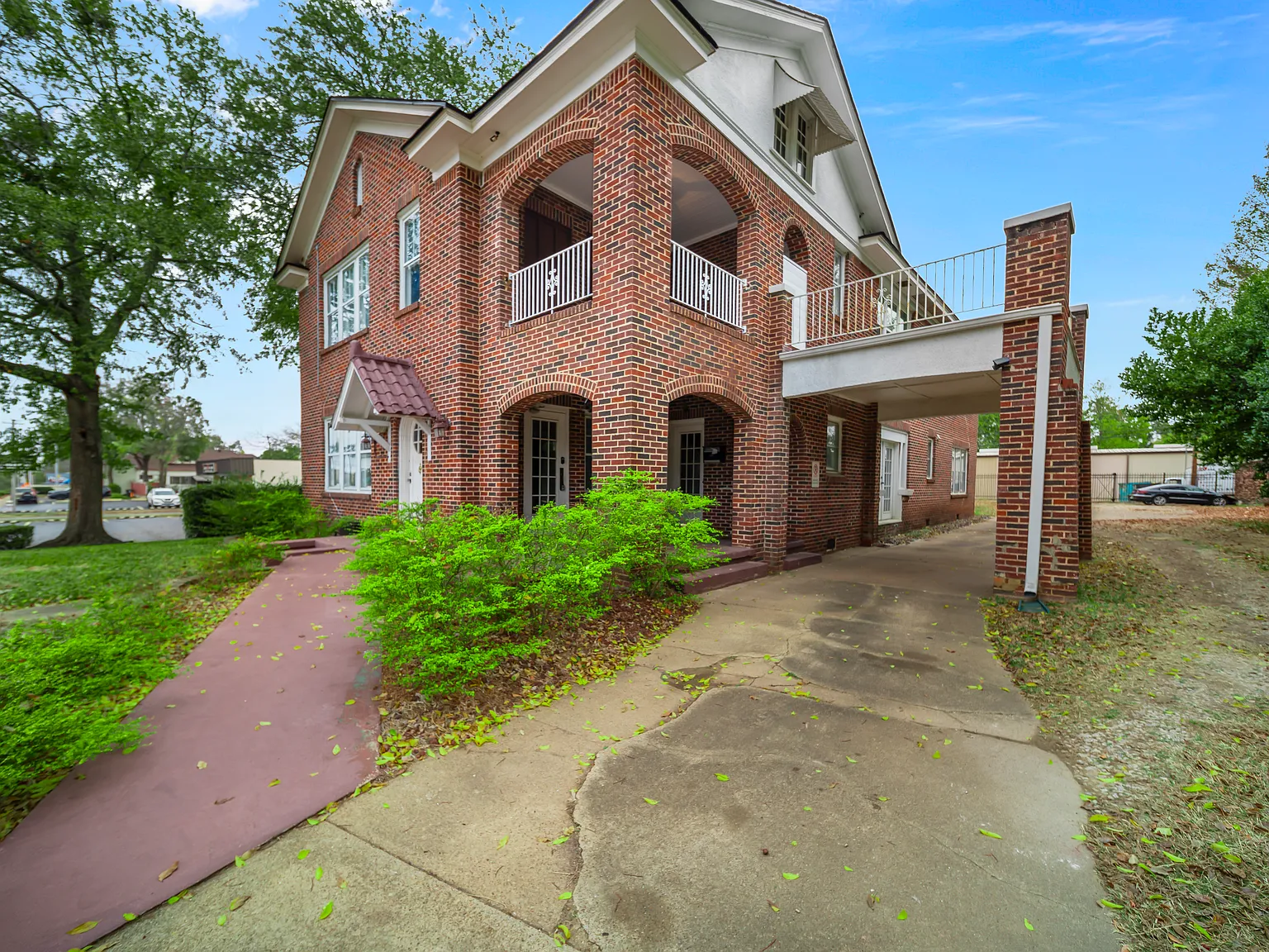 10 bed, 5134 sqft, $695 — Photo 2