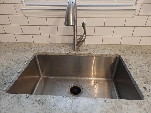 4th image of 10008 W 95th St