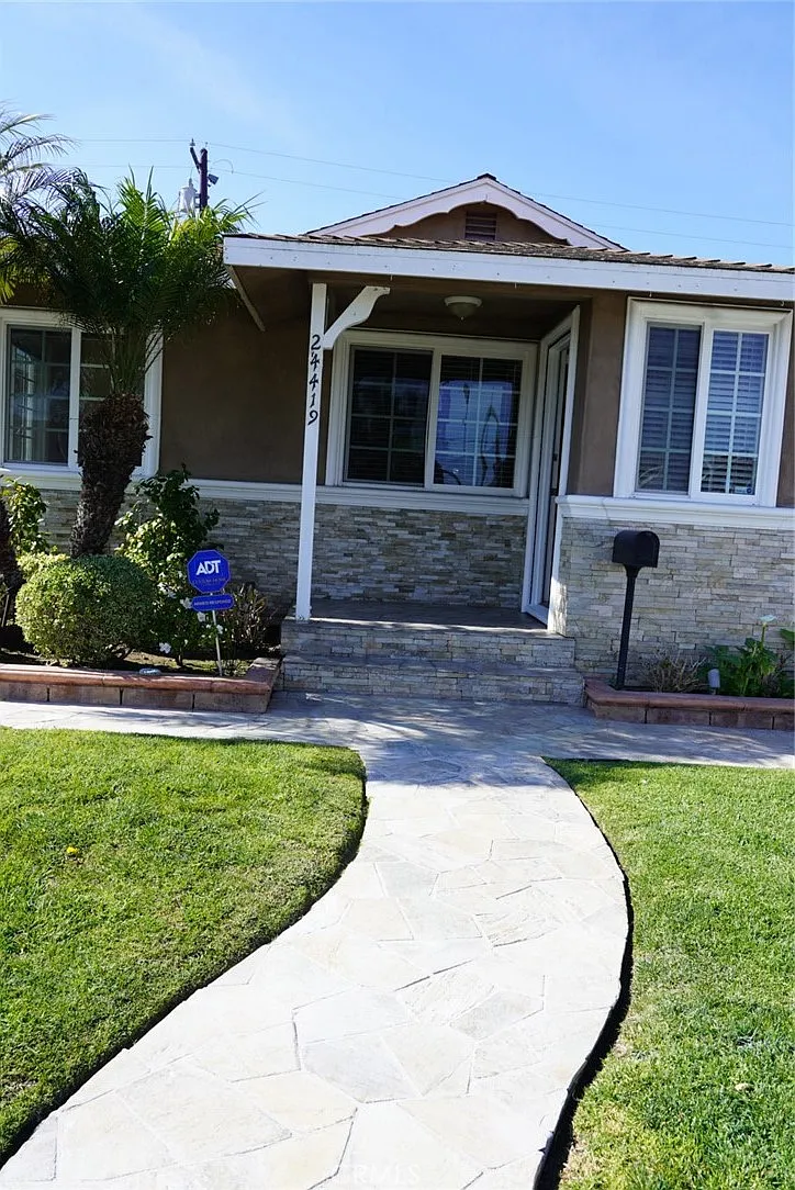3 bed, 1246 sqft, $3,950 — Photo 2