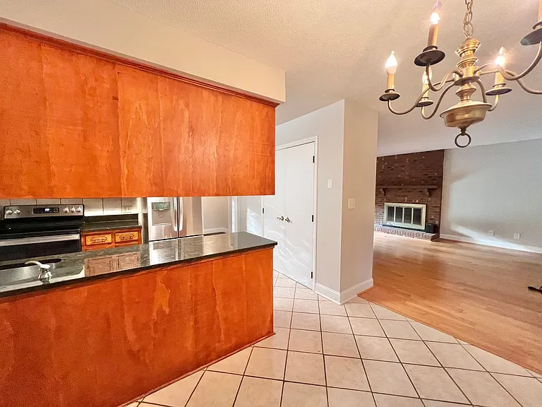 7504 Post Oak Rd — Photo 7