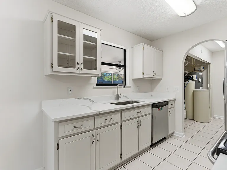 404 Westgate Cir — Photo 8