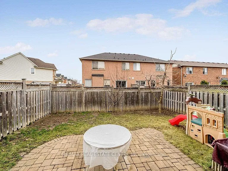 665 Thompson Rd S — Photo 10