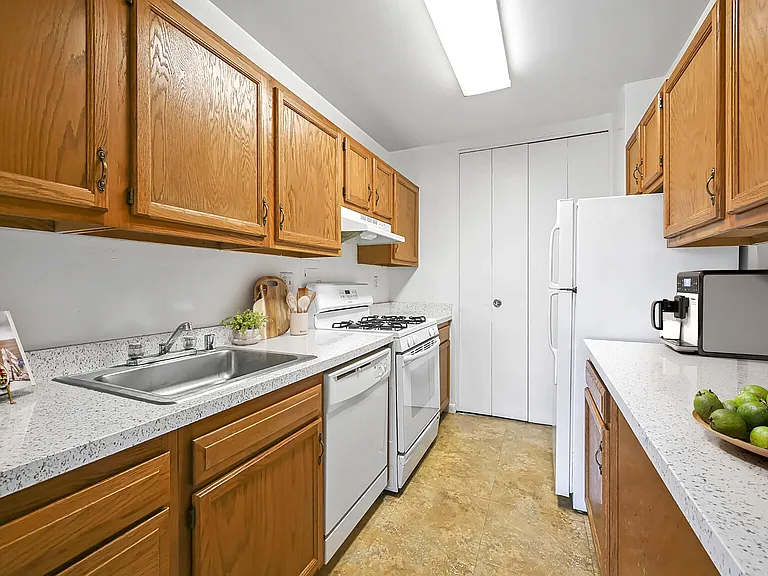 Connecticut House Apartments — Photo 15