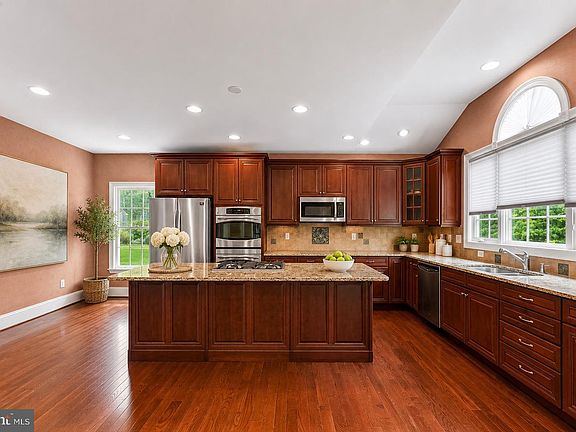 4th image of 13 Evergreen Pl