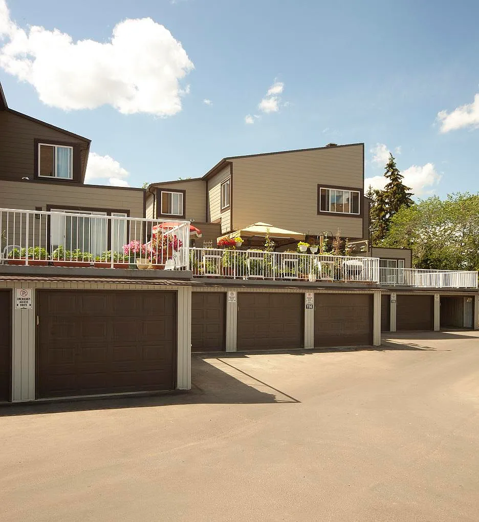 100 Hillcrest Place SW Edmonton — Photo 2
