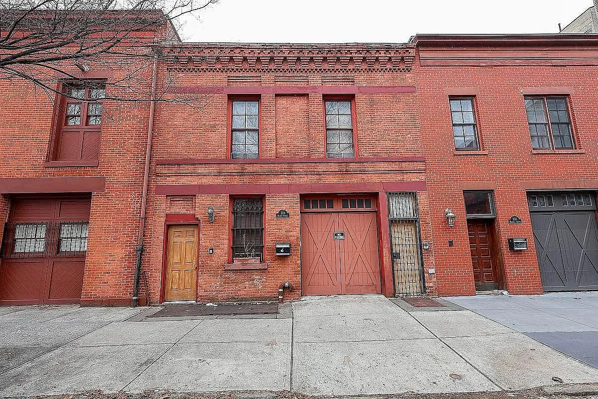 304 Waverly Ave photo 1