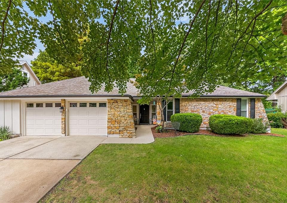 1st image of 1104 NE Oak Tree Dr