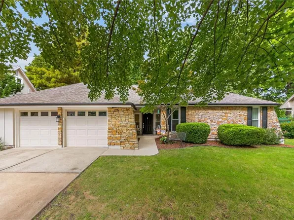 1104 NE Oak Tree Dr, Lees Summit, MO 64086