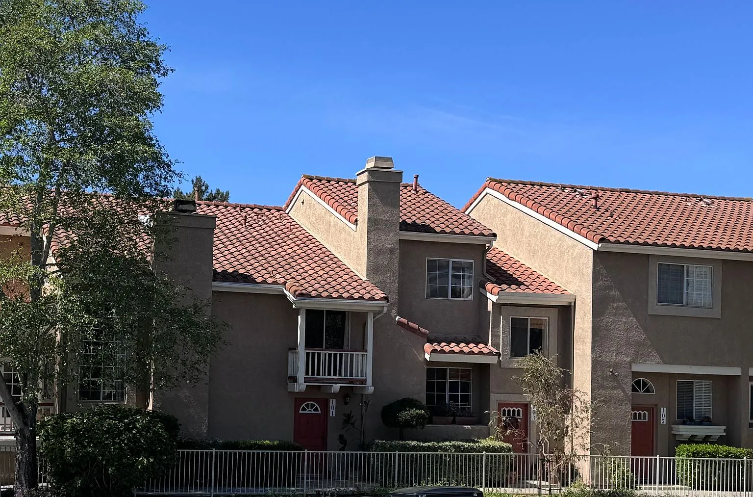 Stunning Townhome in Gated Community — Photo 1