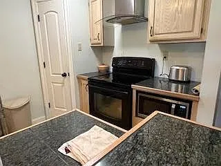 3 bed, 2.0 bath, 1000 sqft, $2,500 — Photo 3