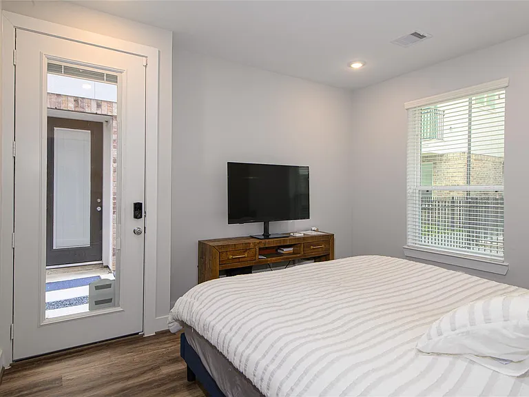 1274 N Post Oak Rd #B — Photo 17